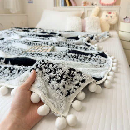 Geometrische Korallenfleece-Decke mit Quasten