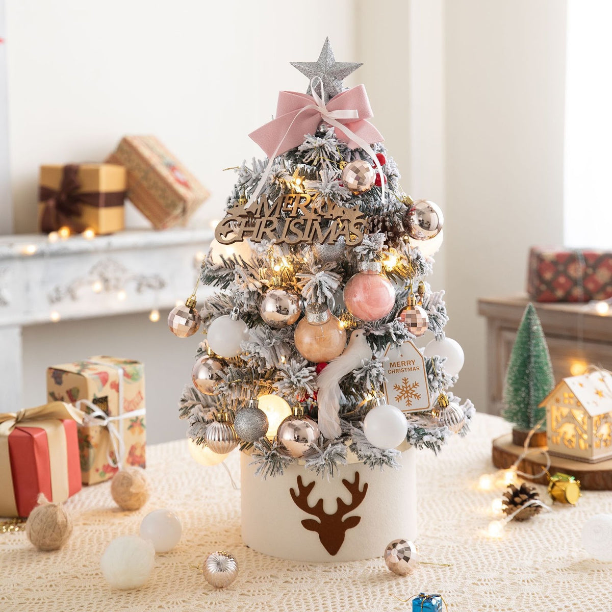Mini-Weihnachtsbaum mit Beflockung für den Tisch