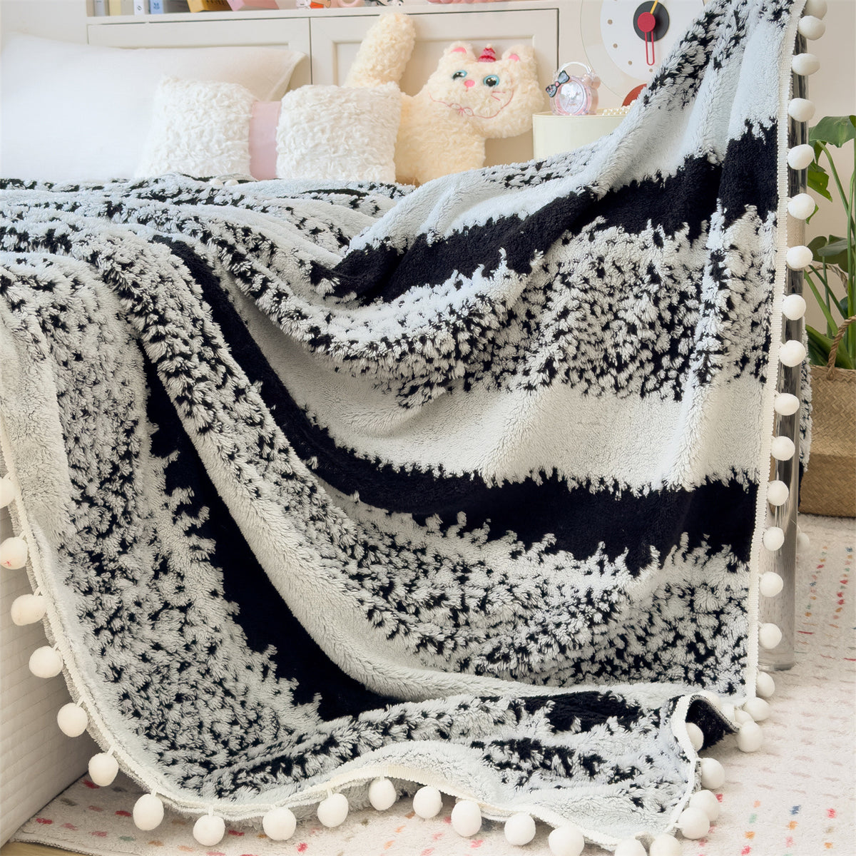 Geometrische Korallenfleece-Decke mit Quasten