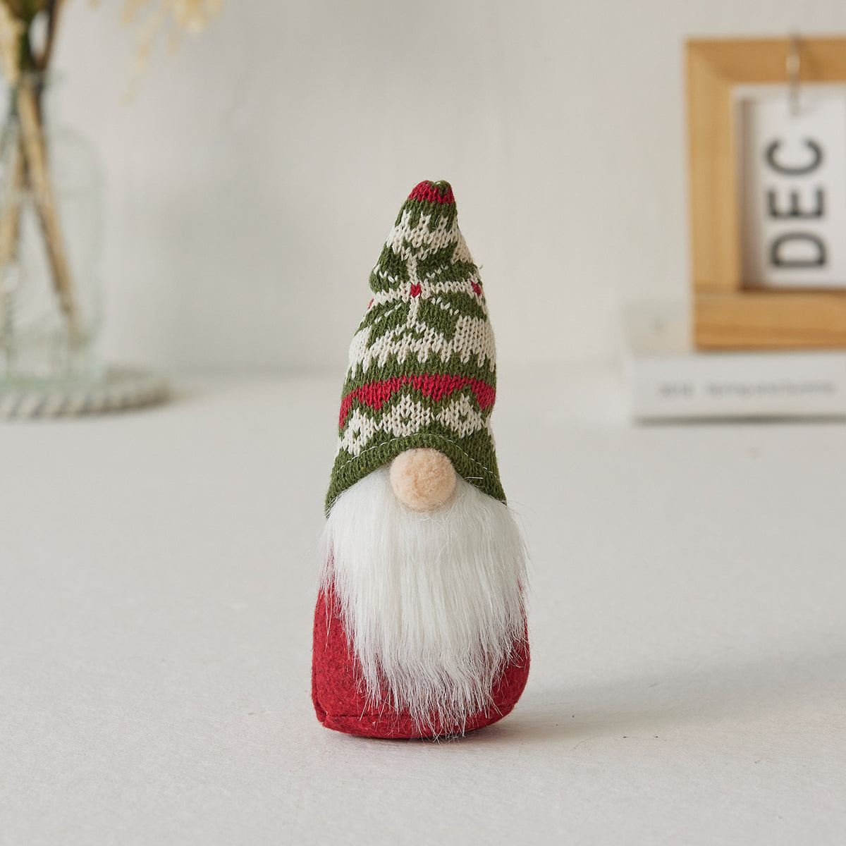 Weihnachtliche Wichtelfigur mit Schneeflocken-Mütze