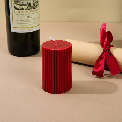Gerillte Duftkerze aus Sojamischung, Weinrot, zylindrisch