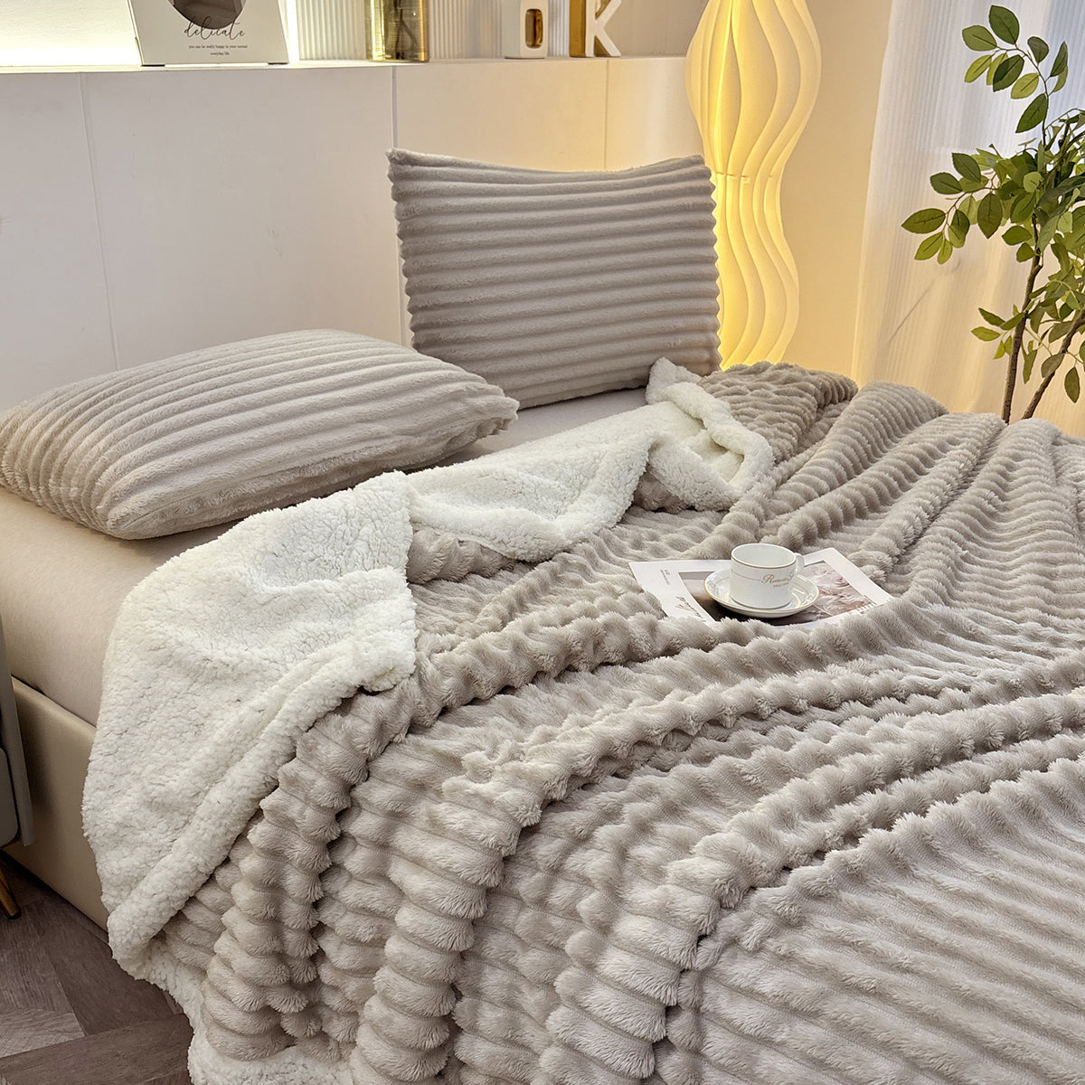 Doppellagige Flanell-Decke mit Streifenmuster