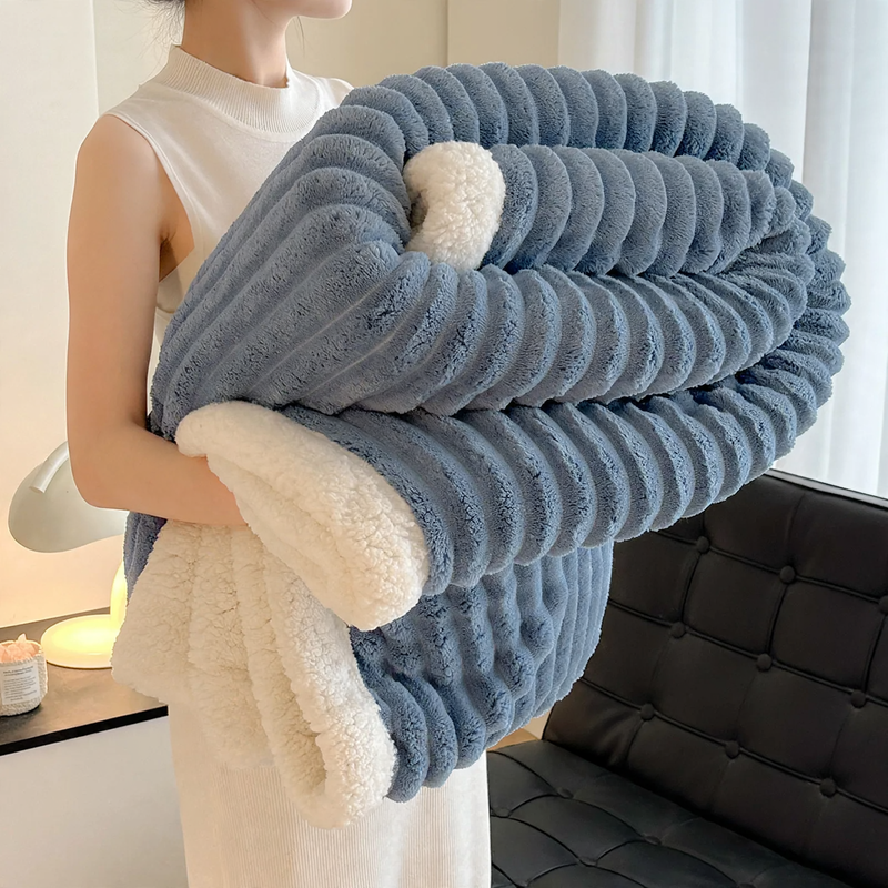 Doppellagige, gestreifte Lammfleece-Wohndecke