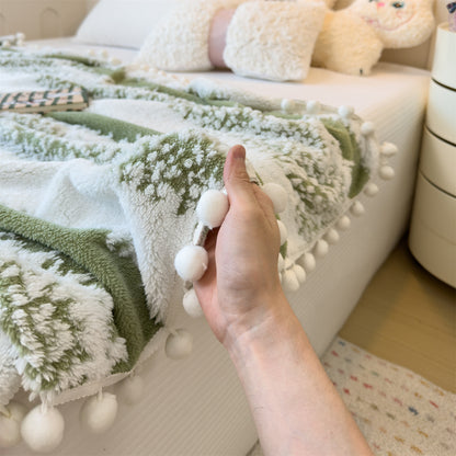 Geometrische Korallenfleece-Decke mit Quasten