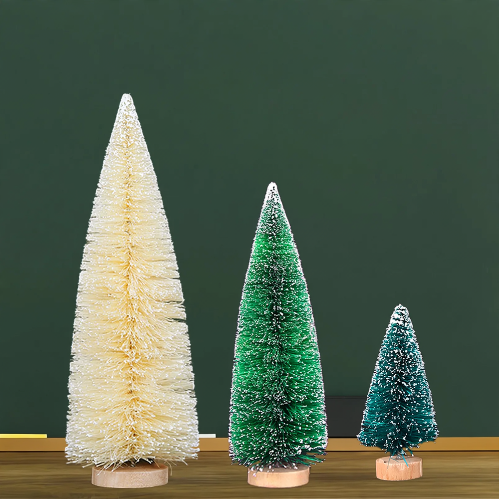 Mini-Weihnachtsbaum aus Kiefernnadeln, beschneit