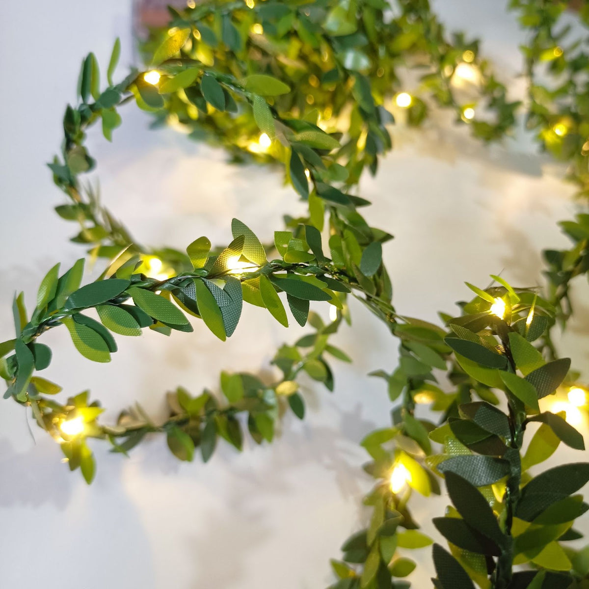 LED-Lichterkette mit künstlichen Blättern