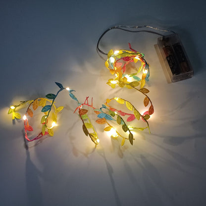 LED-Lichterkette mit künstlichen Blättern
