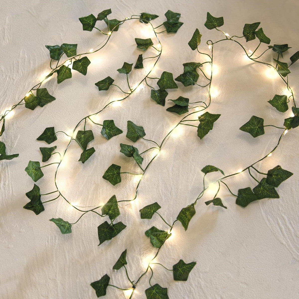 LED-Lichterkette mit künstlichen Pflanzenranken