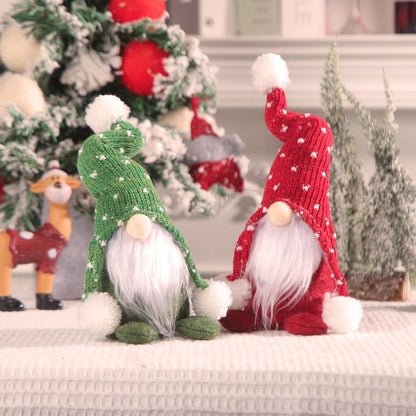 Weihnachtswichtel mit Strickmütze und Bommel