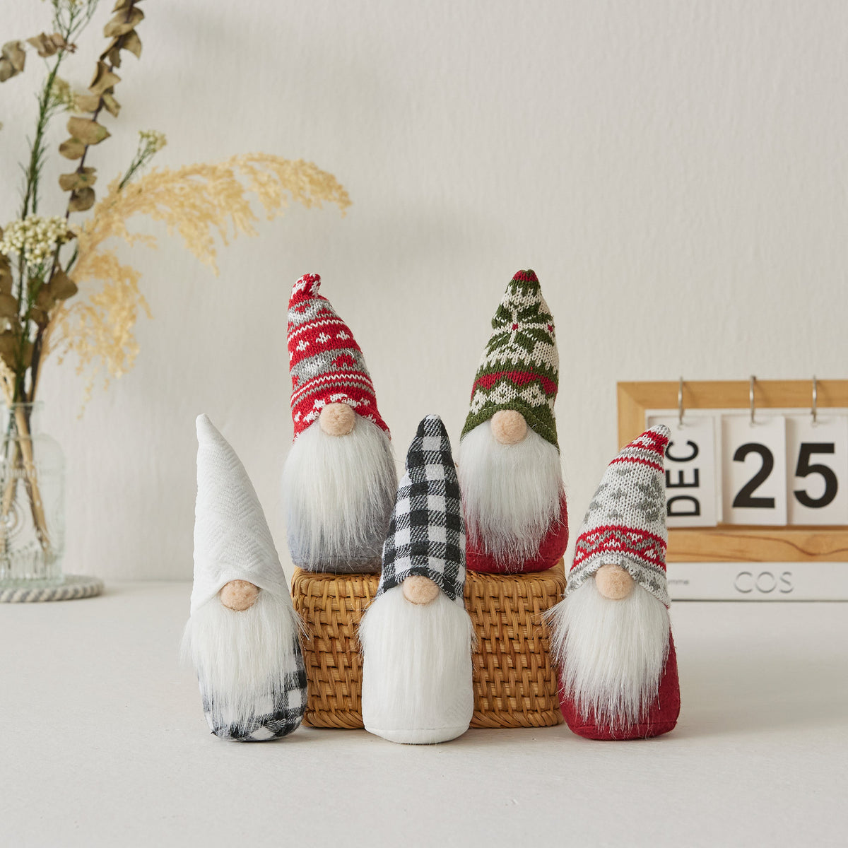 Weihnachtliche Wichtelfigur mit Schneeflocken-Mütze