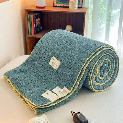 Flauschige Wohndecke mit Muschelsaum