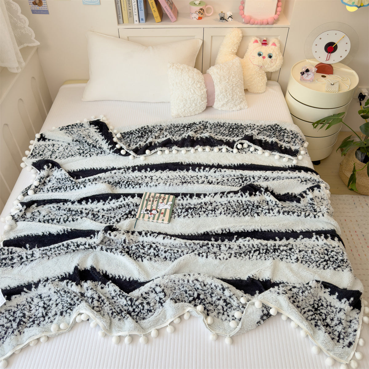 Geometrische Korallenfleece-Decke mit Quasten