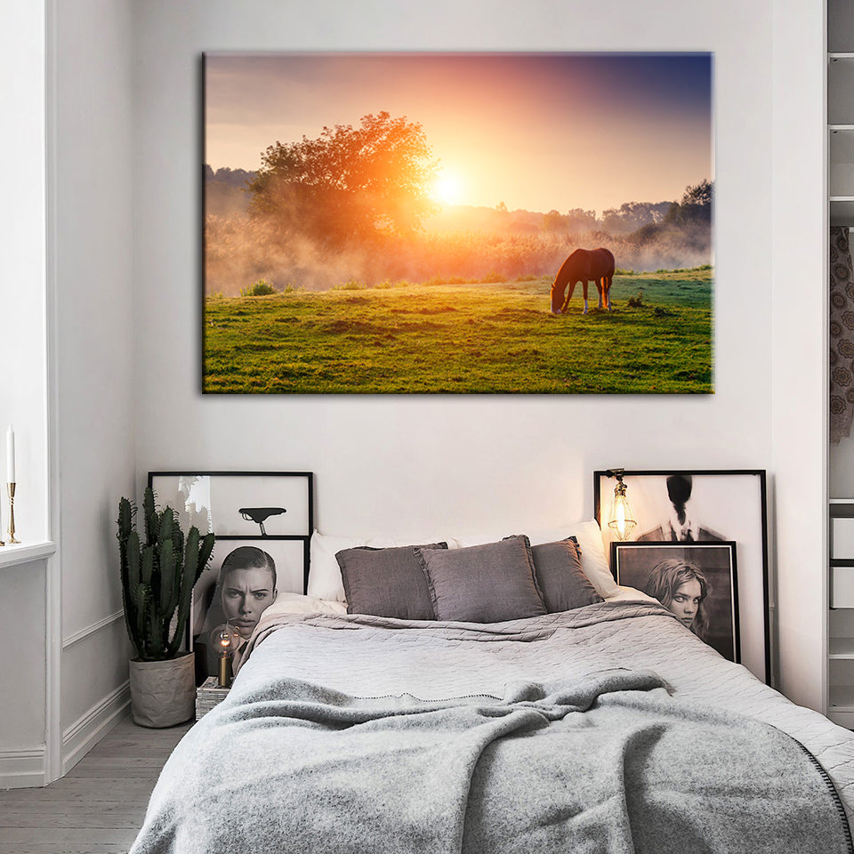 Grasendes Pferd im Sonnenaufgang - Leinwandbild