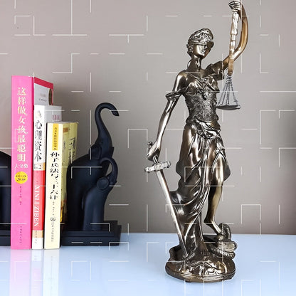 Standbild von Godin von der Gerechtigkeit – Eine elegante dekorative Skulptur von Justitia