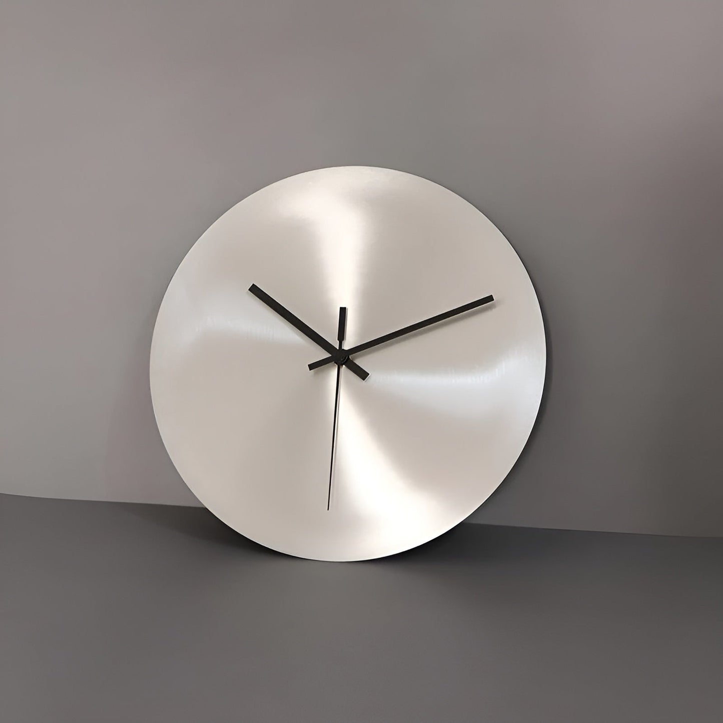 Wanduhr im skandinavischen Industriedesign – Silberne runde Uhr | Modernes Wohnaccessoire fürs Wohnzimmer