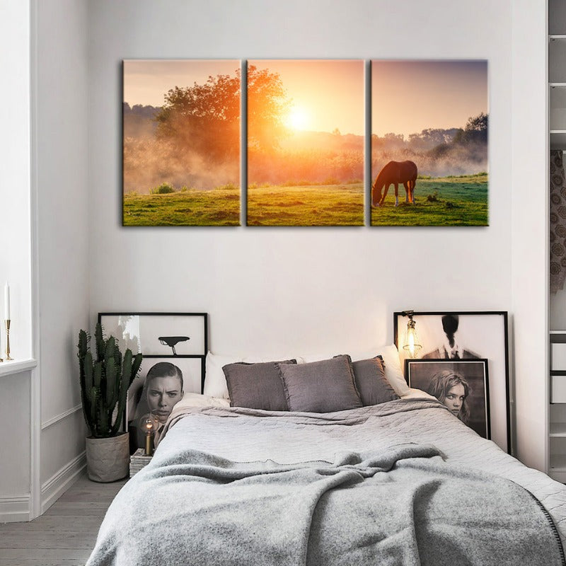 Sonnenaufgang grasendes Pferd – Leinwandbild, 3-teilig