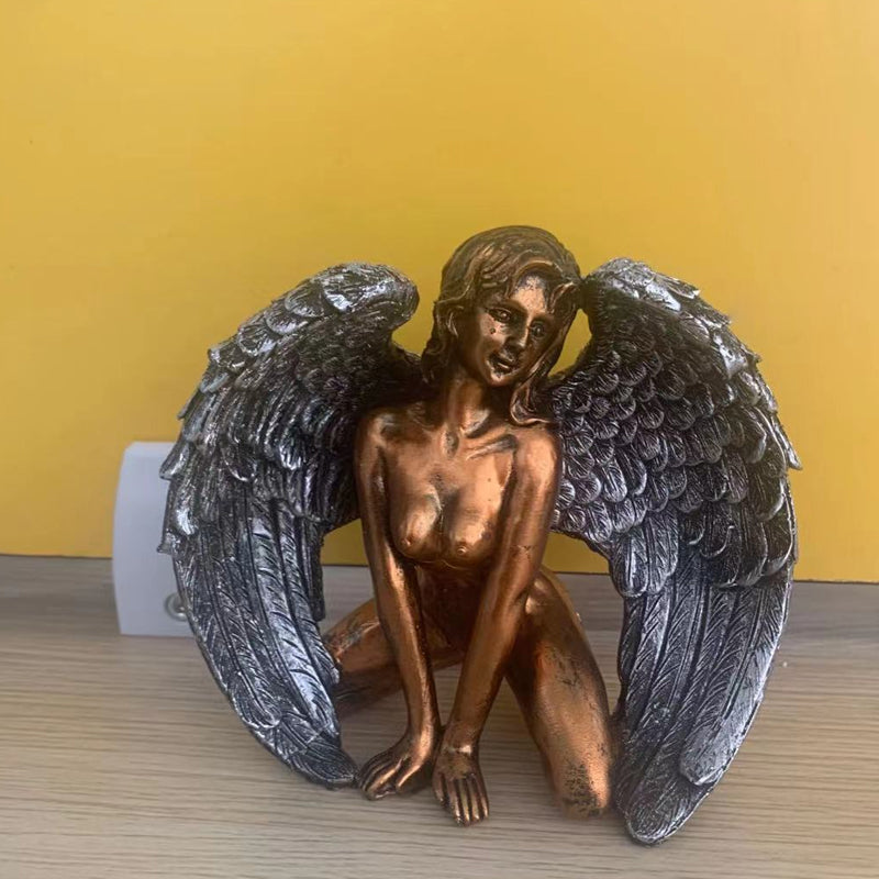 Brehn | Art Angel Weiblich Frau Flügel Knien Umhang Hut