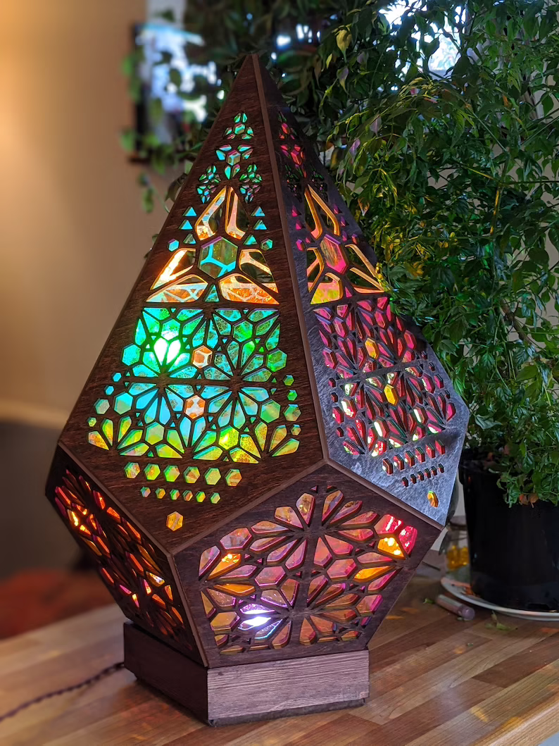 Buntglas Style LED Tischlampe - LumiAura | Brehn