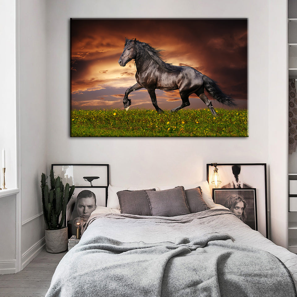 Galoppierendes schwarzes Pferd – Leinwandbild