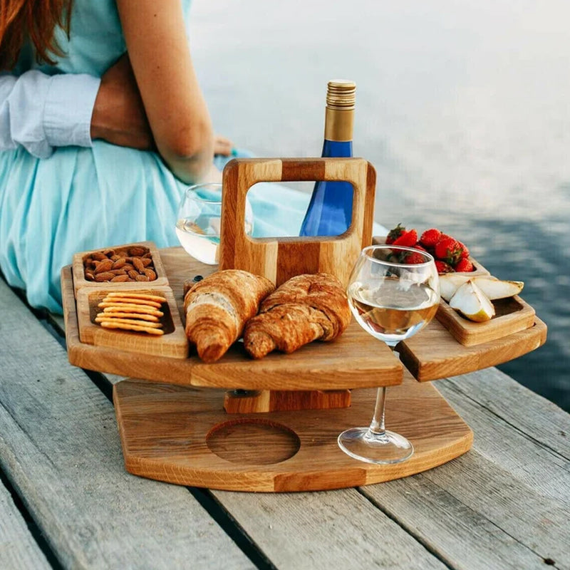 Kompakter Picknicktisch mit Flaschenhalter aus Holz
