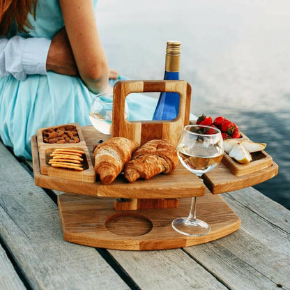 Kompakter Picknicktisch mit Flaschenhalter aus Holz