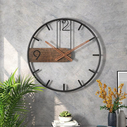 Edelstahl- und Walnusswanduhr für zeitlose Eleganz
