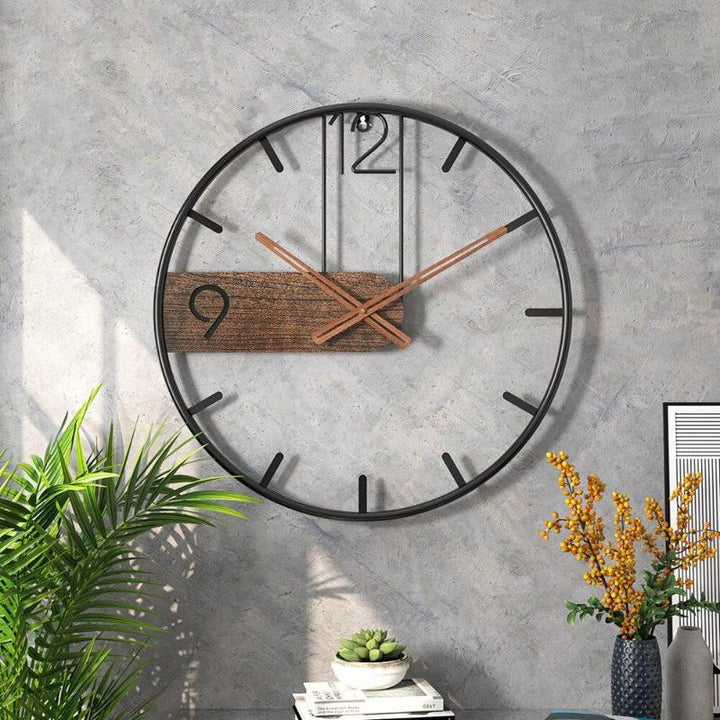 Edelstahl- und Walnusswanduhr für zeitlose Eleganz