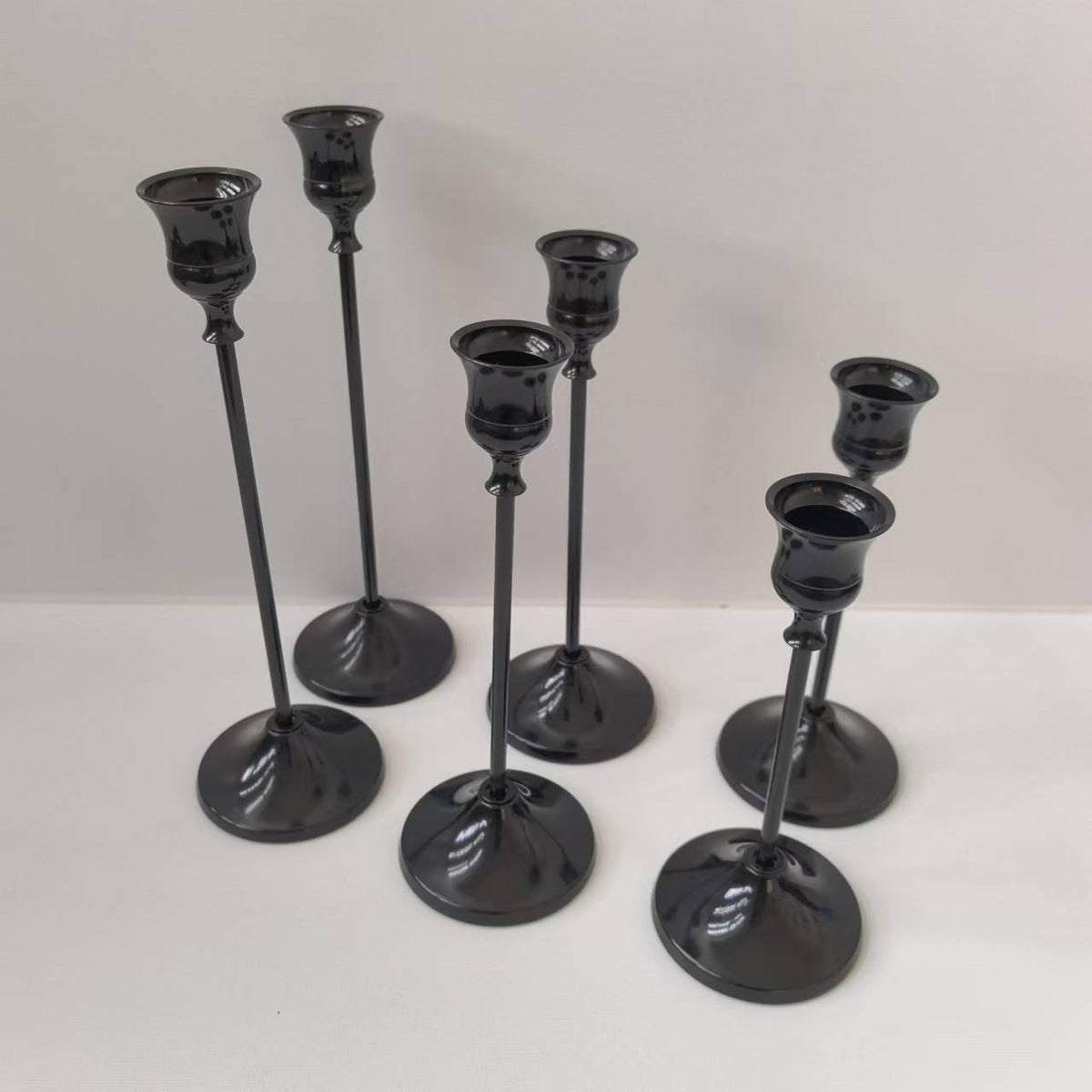 Dekorativer Metall-Kerzenhalter im Glocken-Design