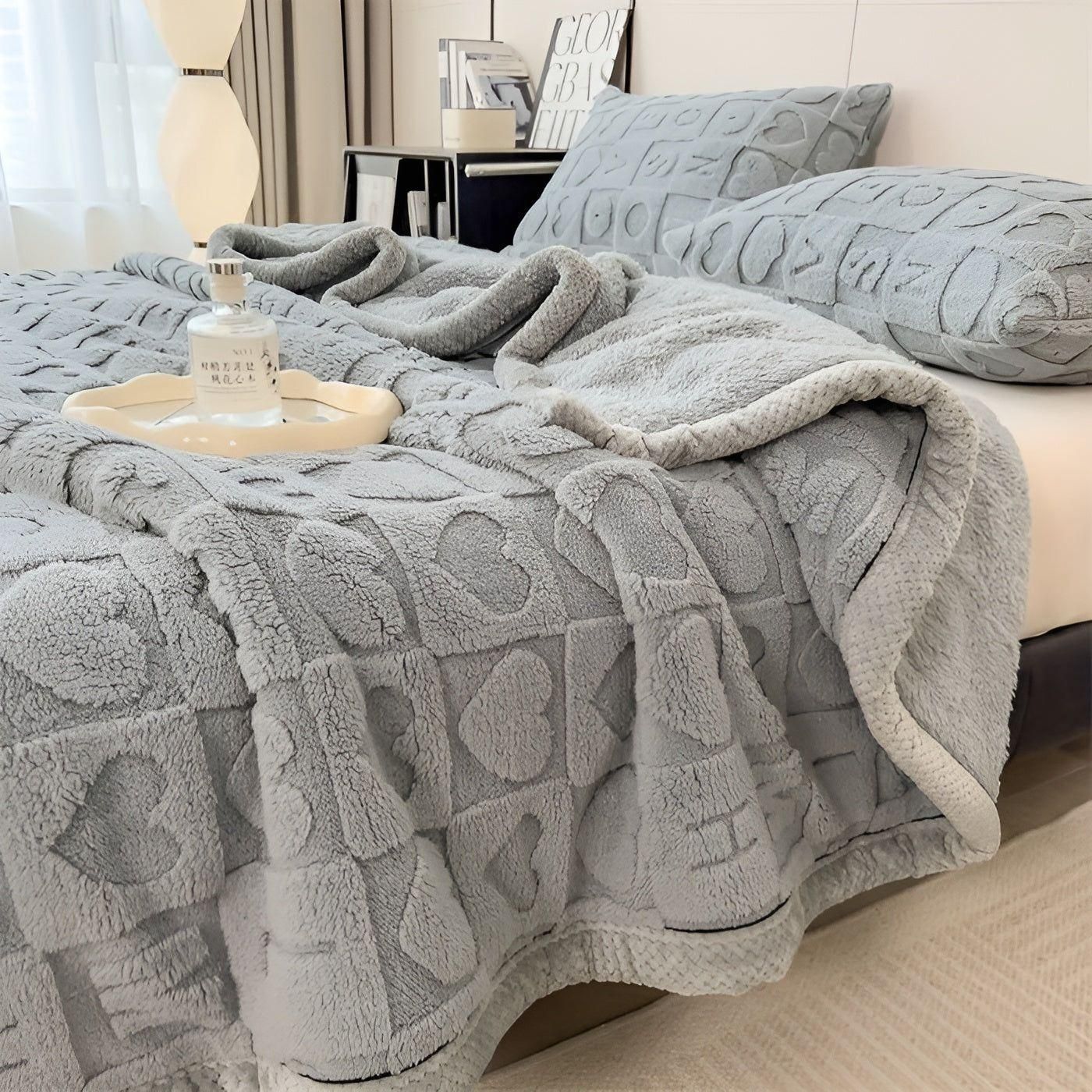 CoralDream Decke - Warme Fleece Winterdecke mit doppelseitigem Herz- und Buchstabendesign | Brehn