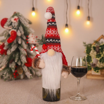 Dekorative Wichtelfigur mit weihnachtlichem Zubehör