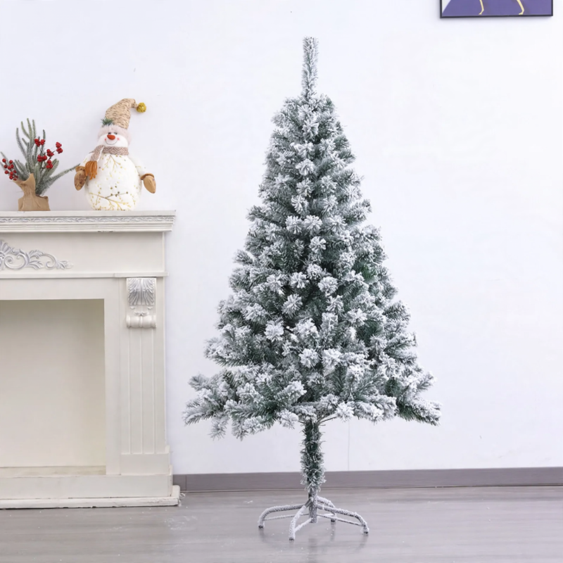 Künstlicher Weihnachtsbaum mit Beflockung
