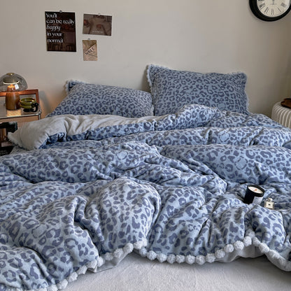 Verspieltes Bettwäsche-Set aus Milchfaser-Fleece mit Details