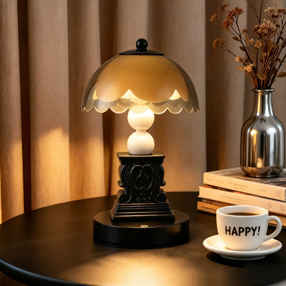 Nachttischlampe mit römischem Reliefmotiv