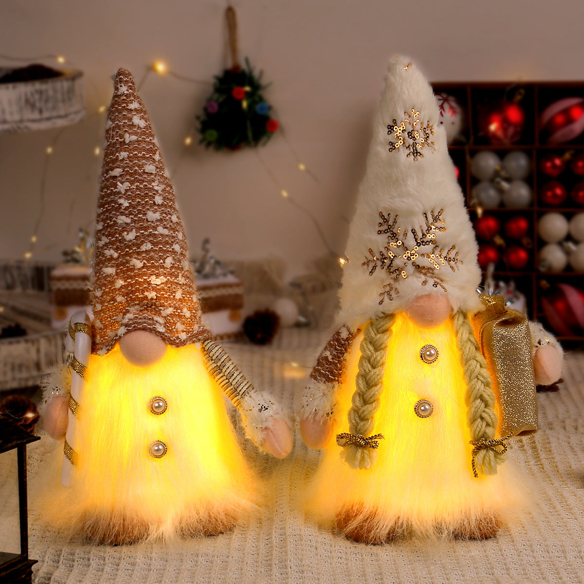 Beleuchtete Weihnachts-Wichtelfigur mit Pailletten und Plüsch