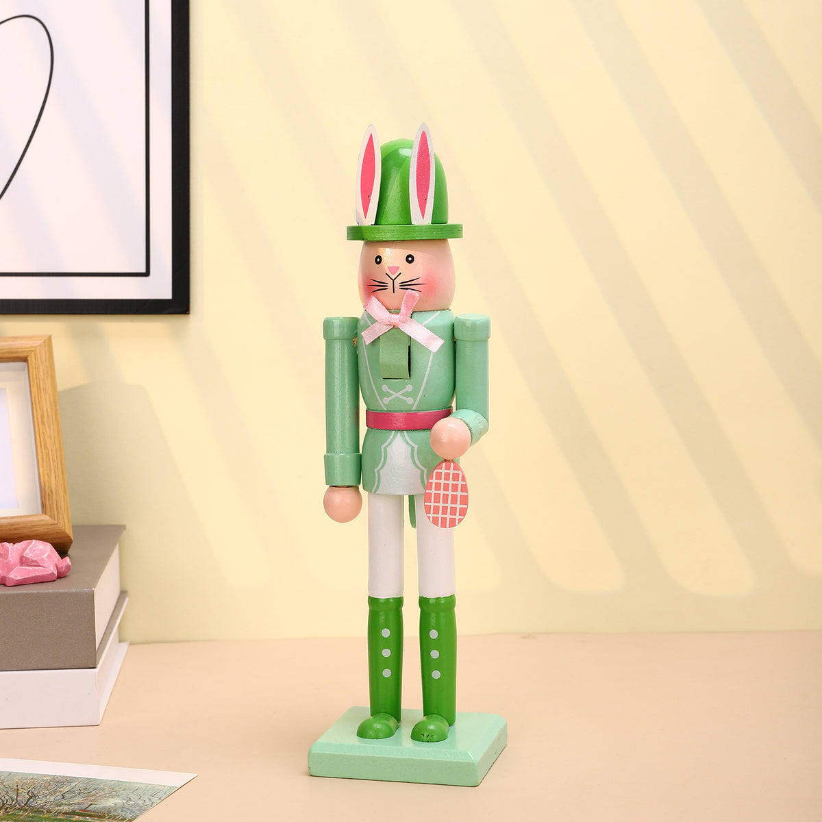 Dekorative Oster-Nussknacker-Figur aus Holz