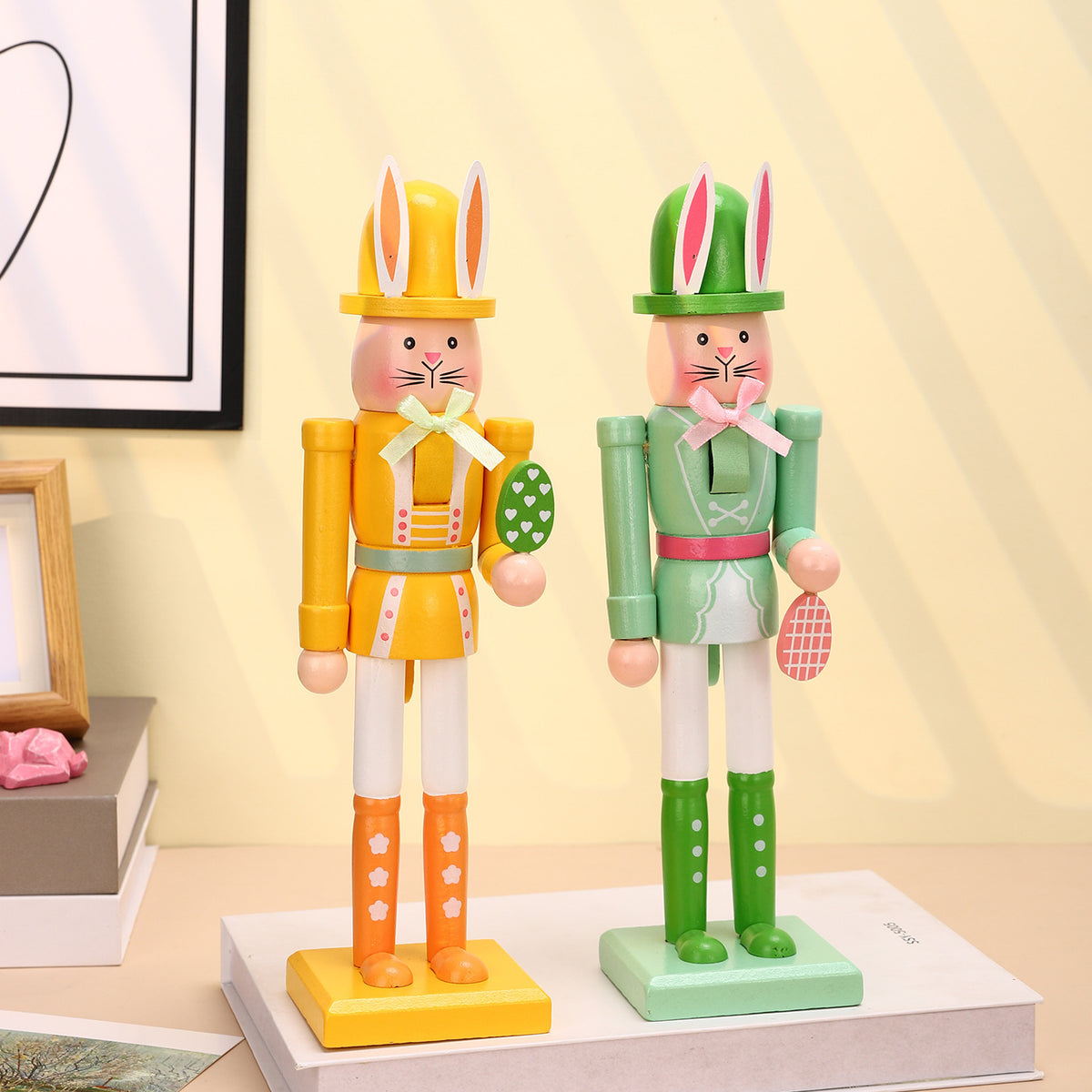 Dekorative Oster-Nussknacker-Figur aus Holz