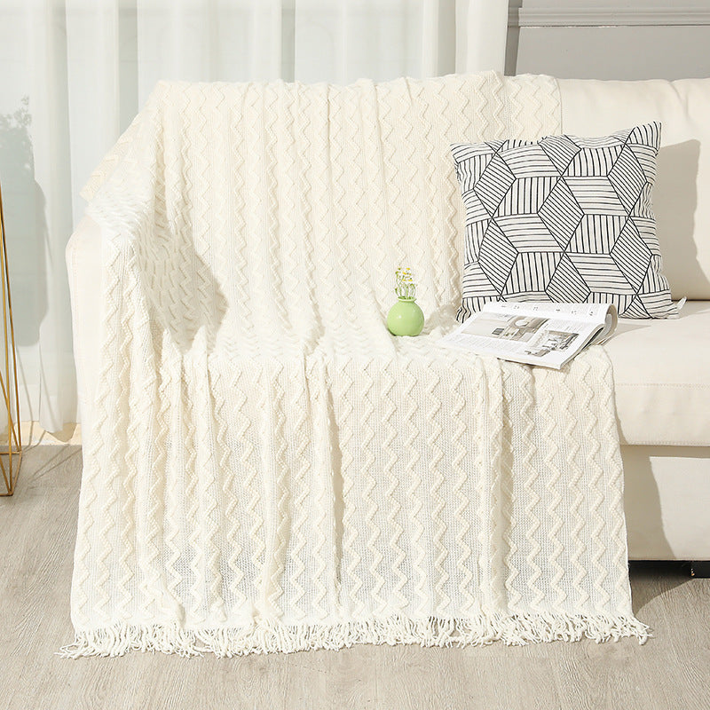 Gestrickte Sofadecke mit Wellenmuster