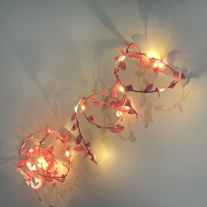 LED-Lichterkette mit künstlichen Blättern