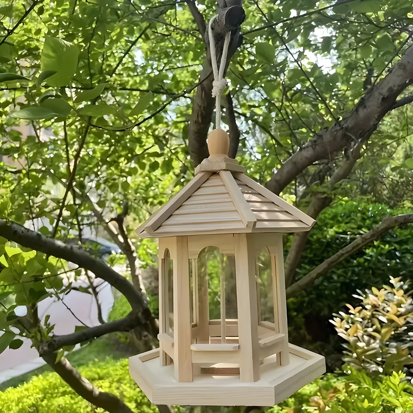 SkyPerch Nest - Hängendes Vogelhaus aus Holz von PaintaBrehne