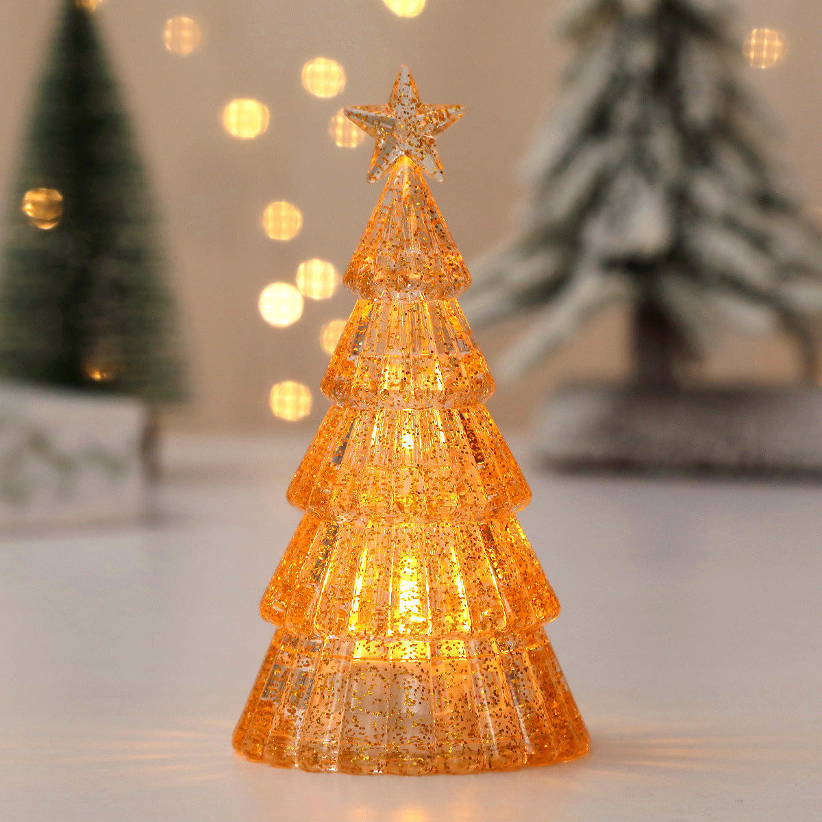 Beleuchteter Mini-Weihnachtsbaum als Tischdekoration