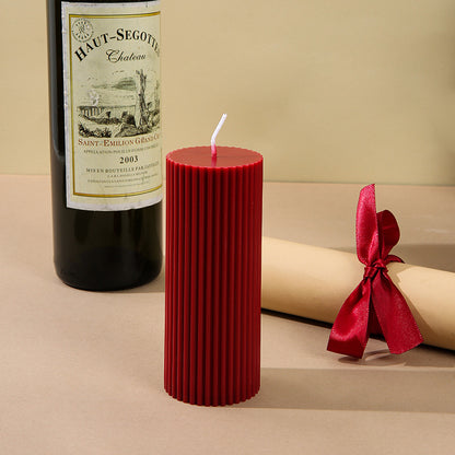 Gerillte Duftkerze aus Sojamischung, Weinrot, zylindrisch