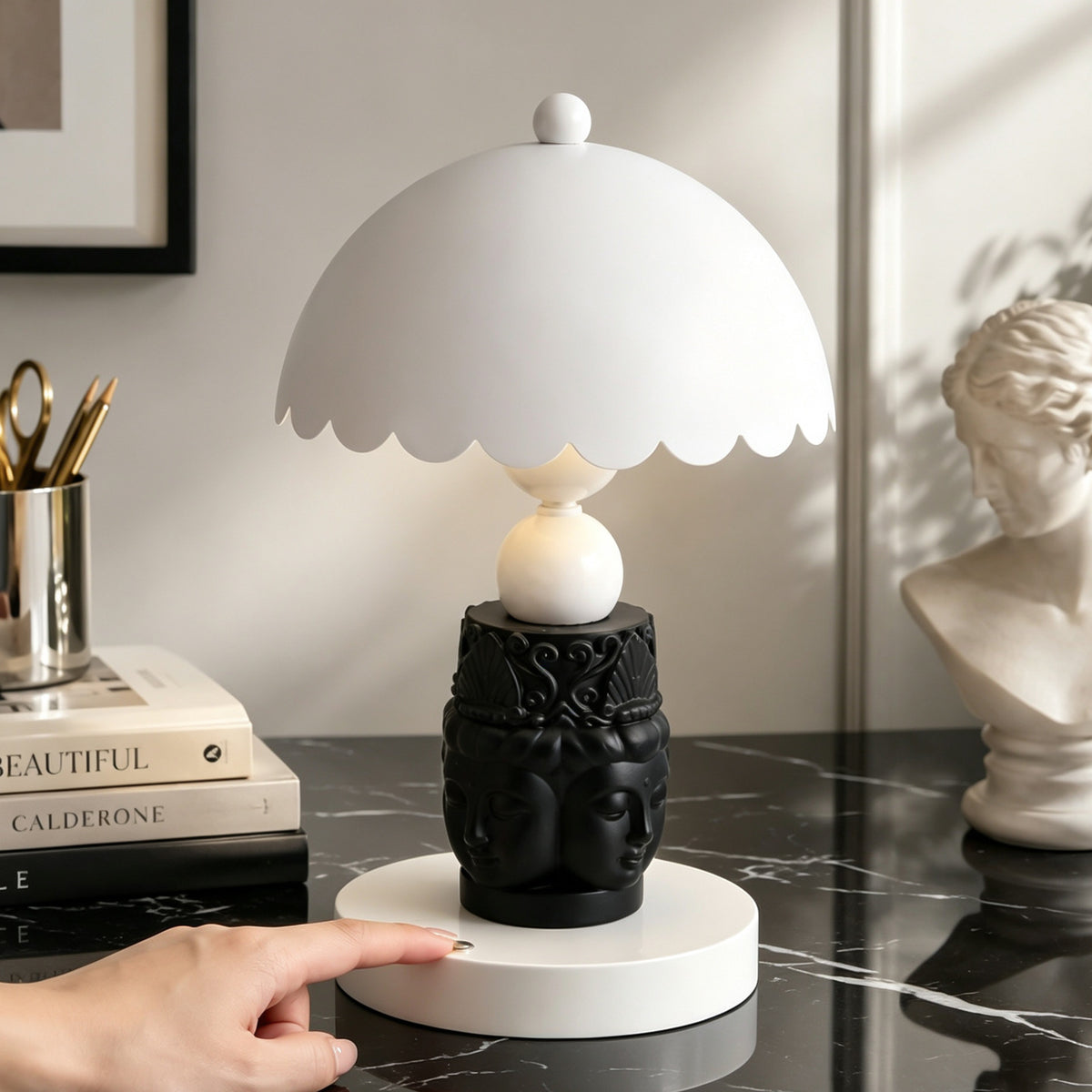 Facettierte Buddha-Tischlampe, Schwarz-Weiß