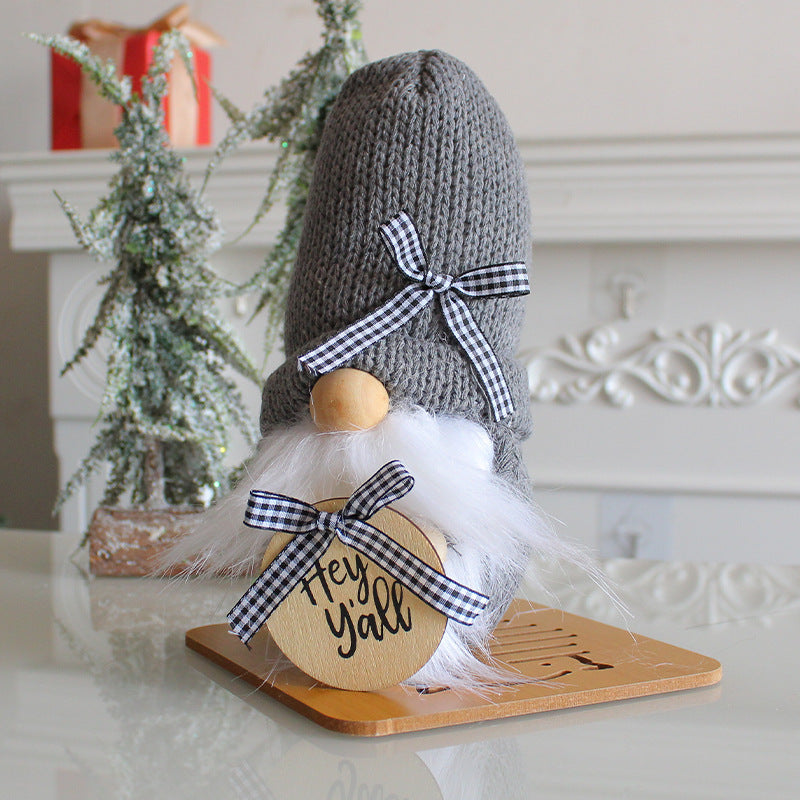 Weihnachts-Wichtel mit Strickmütze und Geweih