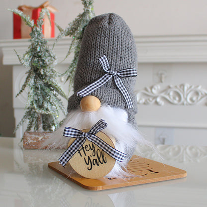 Weihnachts-Wichtel mit Strickmütze und Geweih