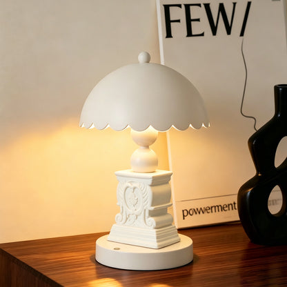 Französische Tischlampe mit Reliefdetails, Farbwechsel