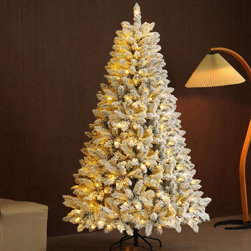 Künstlicher Weihnachtsbaum mit Schnee-Effekt