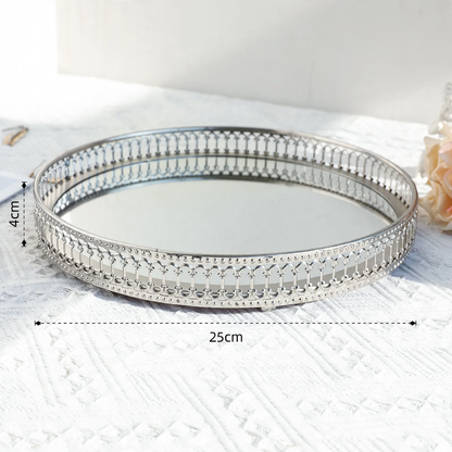 Metallisches Spiegeltablett mit Perlendetails, nordisch