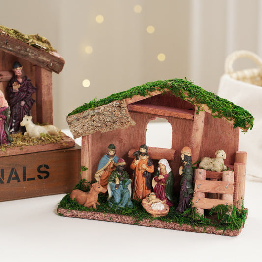 Weihnachtskrippen-Dekoration mit Figuren