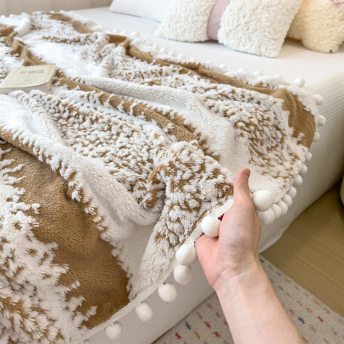Geometrische Korallenfleece-Decke mit Quasten