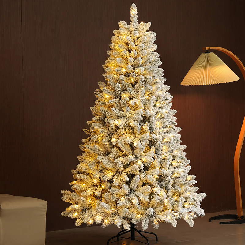 Künstlicher Weihnachtsbaum mit Schnee-Effekt